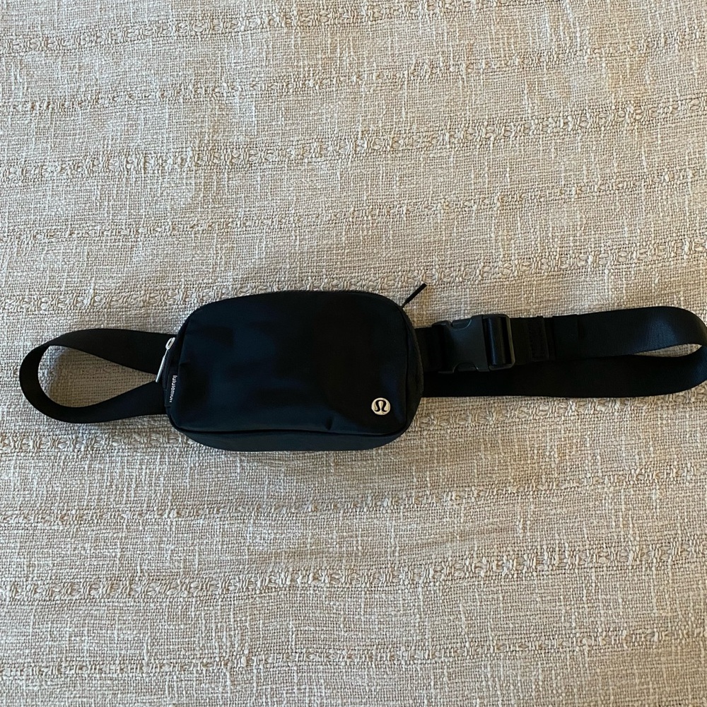 Lululemon Everywhere Belt Bag Black